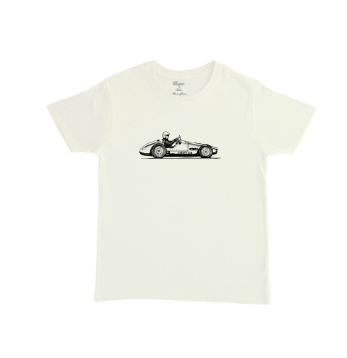 חולצת טי לבנה עם איור רכב רטרו ונהג בסגנון קלאסי מינימליסטי בצבע אופוויט