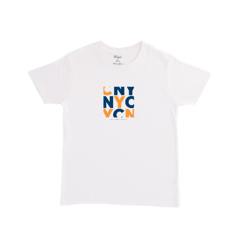 חולצת טי מודפסת עם הדפס NYC בעיצוב טיפוגרפי צבעוני
