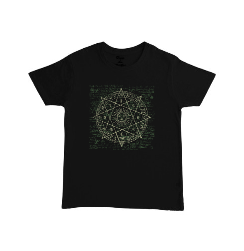 חולצת טי שחורה עם עיצוב גיאומטריה קוסמית ומיסטית בגוון זהב וירוק